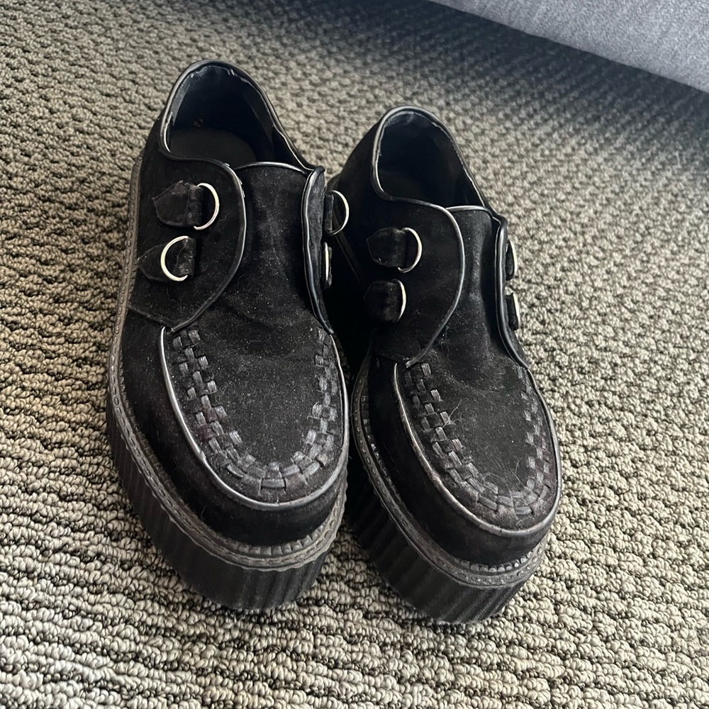 Demonia creeper. Size 8. Color black. 3 inch platform.